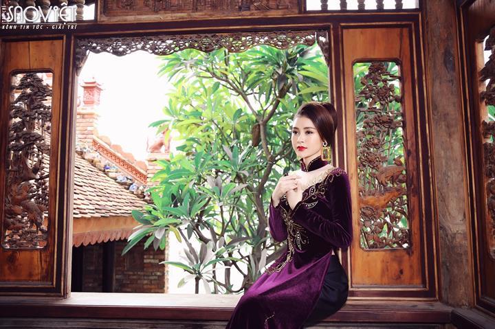 Á hậu Lý Kim Thảo đằm thắm trong tà áo dài truyền thống Việt Nam