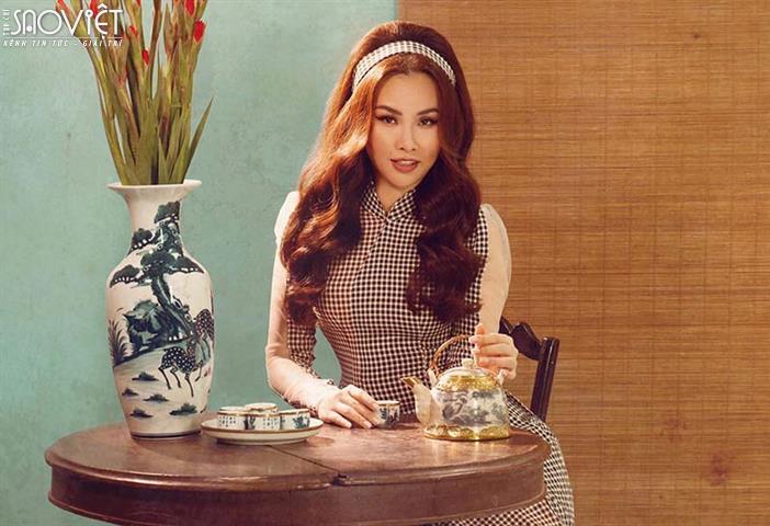 Á hậu Thanh Trang trẻ trung, duyên dáng với áo dài họa tiết caro