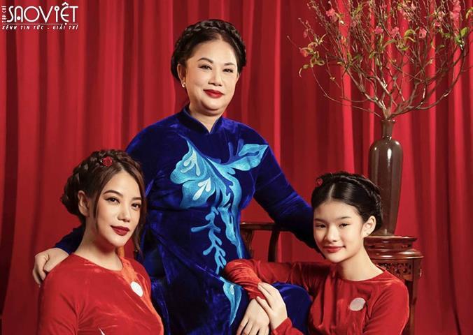 Ba thế hệ nhà Trương Ngọc Ánh diện áo dài, cùng khoe sắc trước  thềm năm mới