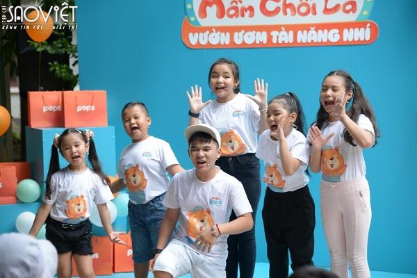 Bảo An, Hà Mi và các bạn nhỏ tại Làng S.O.S cùng “đau đầu” chấm thi cho 12 thí sinh của Mầm Chồi Lá