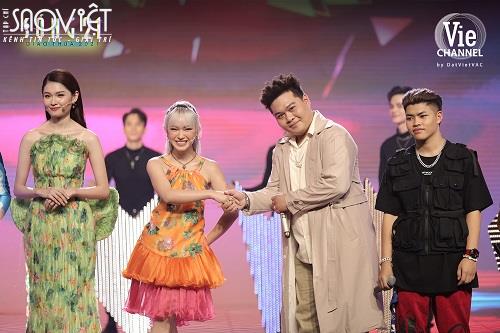 Châu Bùi lần đầu làm MC cùng Trấn Thành, Lan Ngọc, Thùy Dung và Thúy Ngân trong show giao thừa Sóng 21