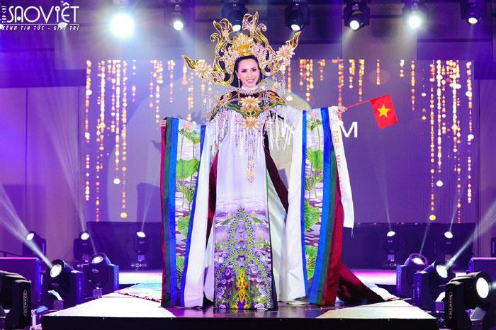 Châu Ngọc Bích giành giải thưởng đầu tiên Best National Costume tại Mrs Universe 2018