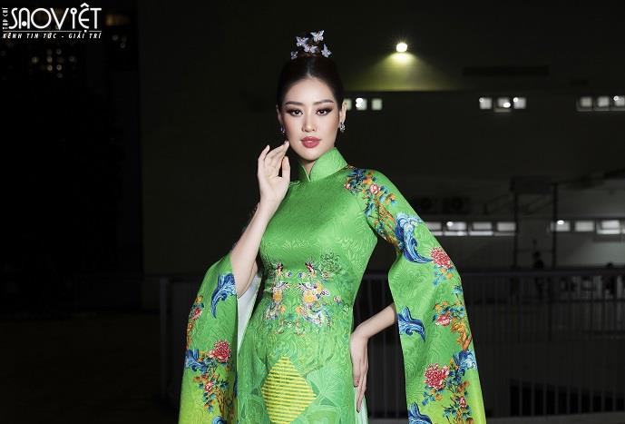 Cô trò Hoa hậu Khánh Vân khuấy động thảm đỏ thời trang với tạo hình độc lạ