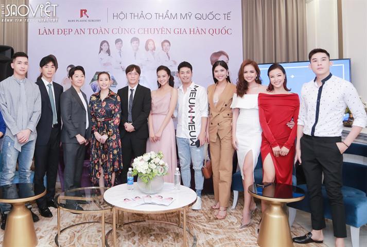 Dàn sao Việt hào hứng tham dự 'Hội thảo thẩm mỹ quốc tế: Làm đẹp an toàn cùng chuyên gia Hàn Quốc'