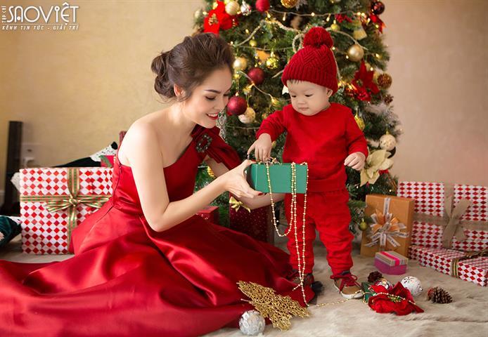 Dương Cẩm Lynh và con trai đón Giáng sinh với bộ ảnh mới