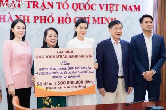 Gia đình vua hàng hiệu Johnathan Hạnh Nguyễn tặng người nghèo 1,5 tỷ đồng