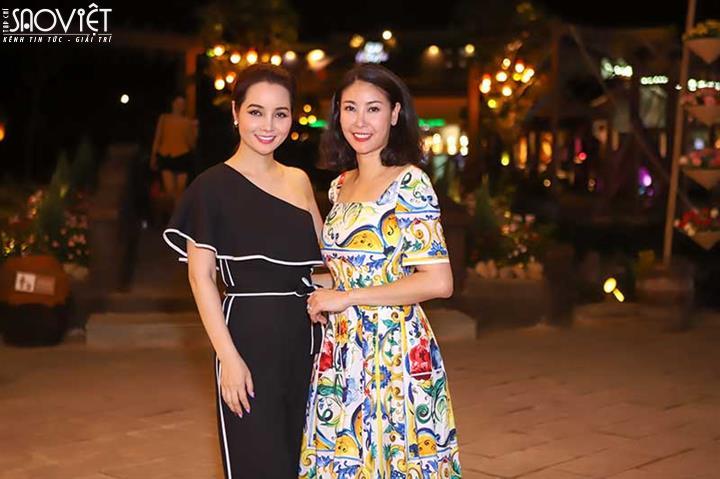 Hà Kiều Anh diện váy hoạ tiết đơn giản thăm Hội An cùng Mai Thu Huyền 