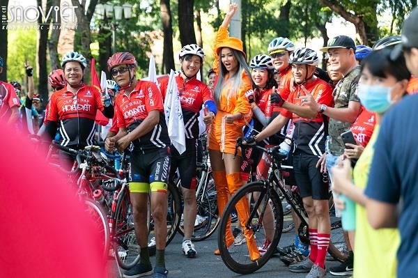 H’Hen Niê rực rỡ sắc cam chào đón đoàn đua xe đạp