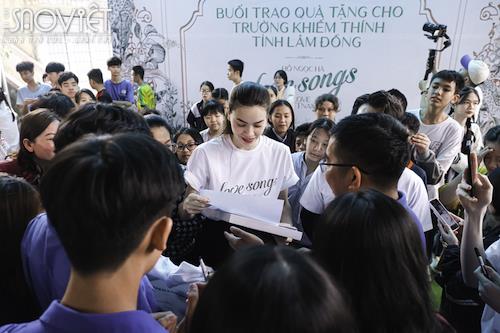 Hồ Ngọc Hà có mặt tại Đà Lạt để trao quà động viên tinh thần trẻ em khiếm thính