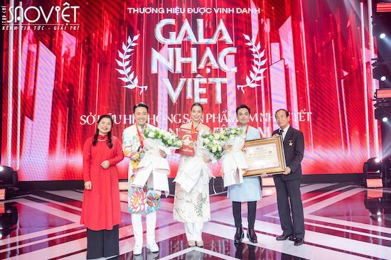 Hồ Ngọc Hà, Trấn Thành cùng đạo diễn Trần Thành Trung nhận bằng kỷ lục của Gala Nhạc Việt