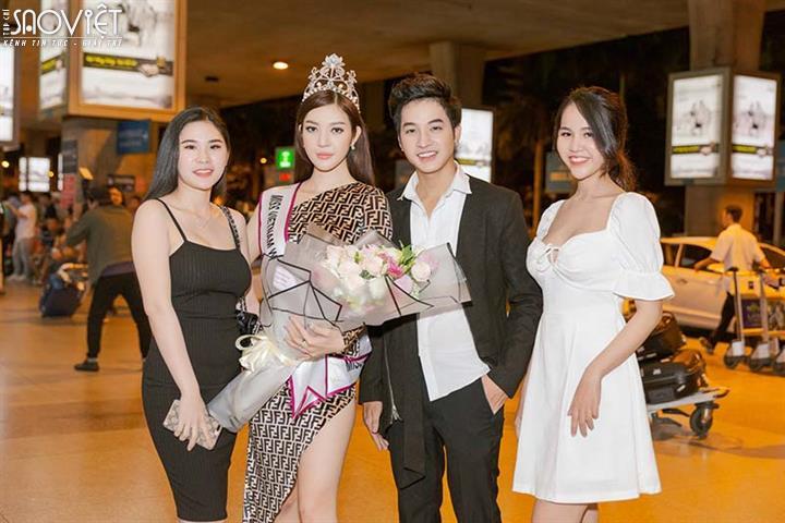 Hoa hậu Bùi Lý Thiên Hương ôm hoa không xuể, được bạn bè, fan hôm mộ ra tận sân bay đón