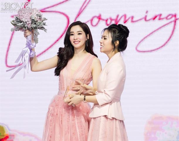 Hoa hậu Đặng Thu Thảo hút mắt với đầm ren hồng