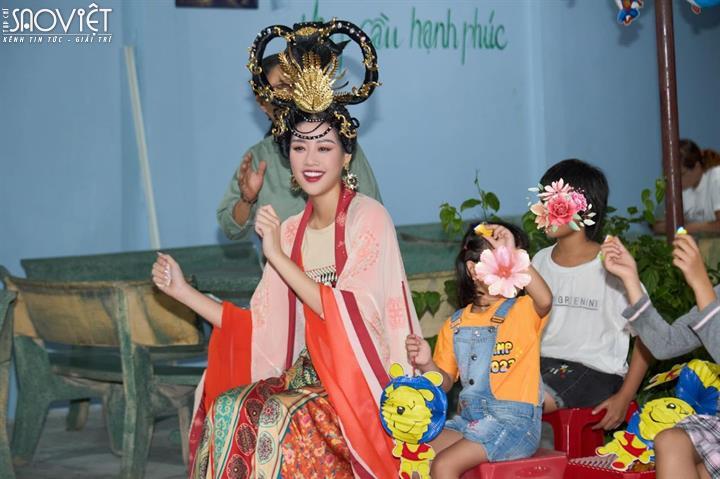 Hoa hậu Khánh Vân hóa thân thành Hằng Nga chơi đùa cùng các em nhỏ 