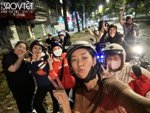 Hoa hậu Khánh Vân và Fanclub đi xe máy, tặng quà cho người dân, người lao động dịp Tết Quý Mão 2023