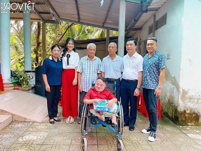 Hoa Hậu Môi trường Nguyễn Thanh Hà đi thăm nạn nhân chất độc da cam ở quê hương Bến Tre