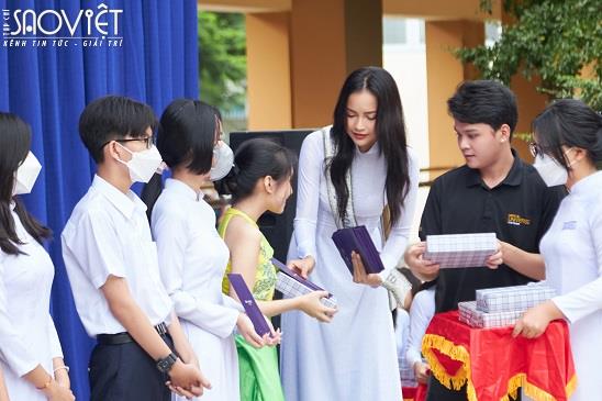 Hoa hậu Ngọc Châu về quê trao quà Trung thu và dự khai giảng
