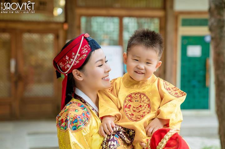 Hoa hậu Nguyễn Thị Thùy hạnh phúc bên con trai khấu khỉnh