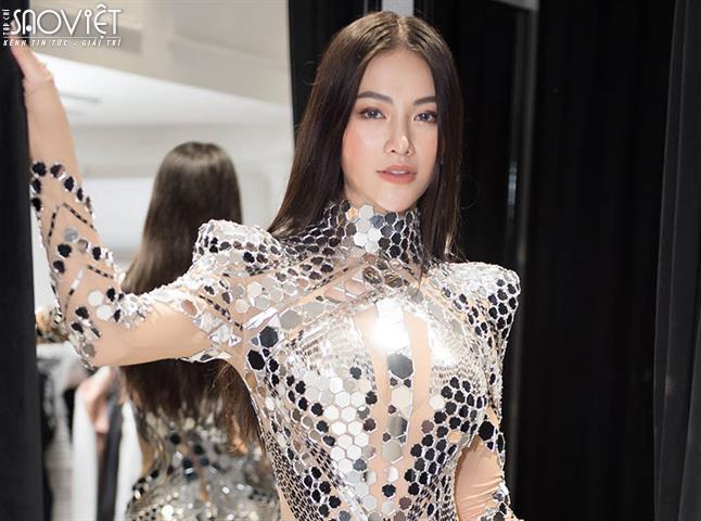 Hoa hậu Phương Khánh quyến rũ thử váy chấm thi quốc tế