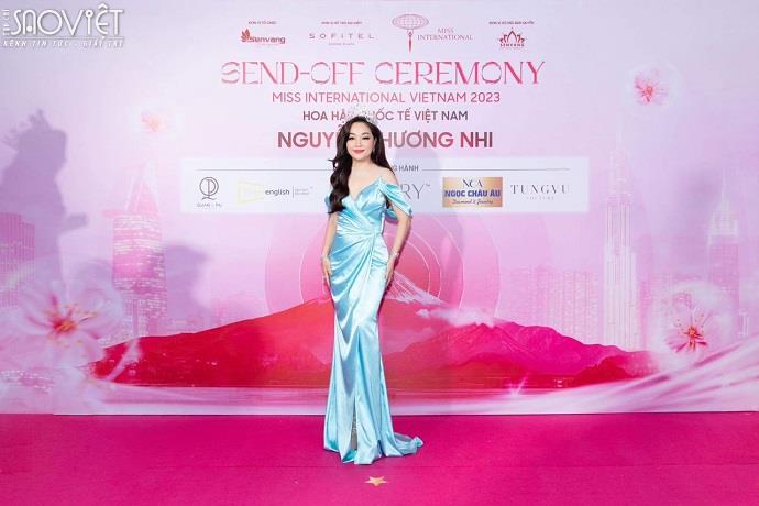Hoa hậu Thanh Nga đội vương miện đến chúc mừng Á hậu Phương Nhi