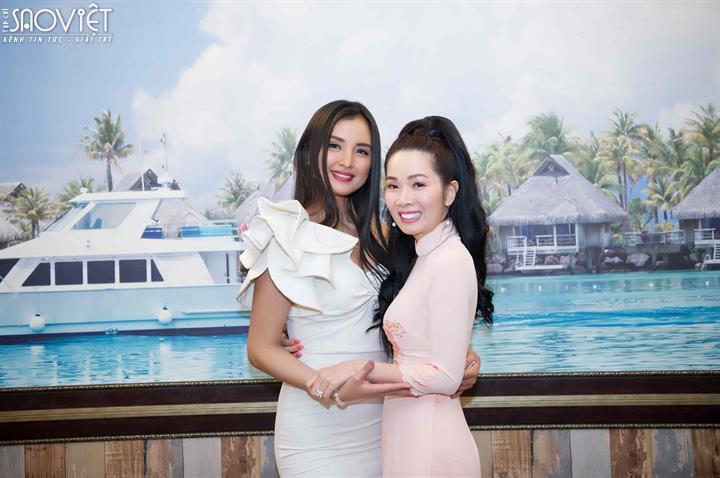 Hoa hậu Vivian Trần diện áo dài khoe vòng eo 58 cm, đọ sắc ‘một chín, một mười’ với Hoa hậu Siêu quốc gia