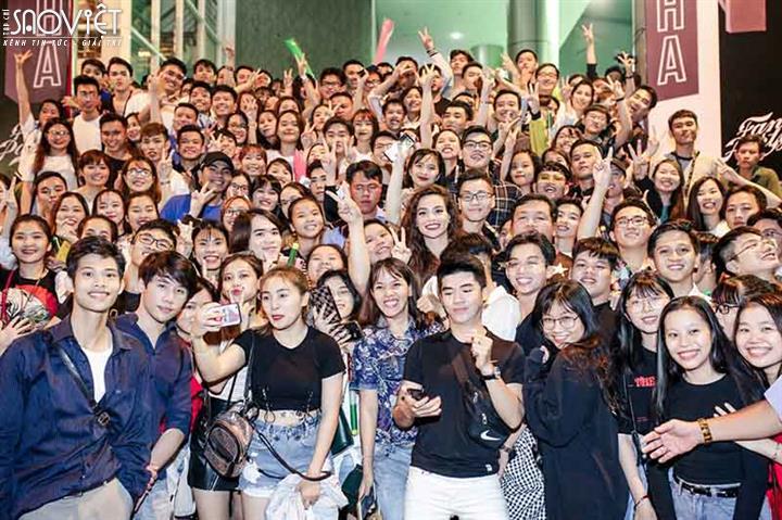 Hơn 3000 khán giả đội mưa xếp hàng để tham gia Fan Party của Hồ Ngọc Hà