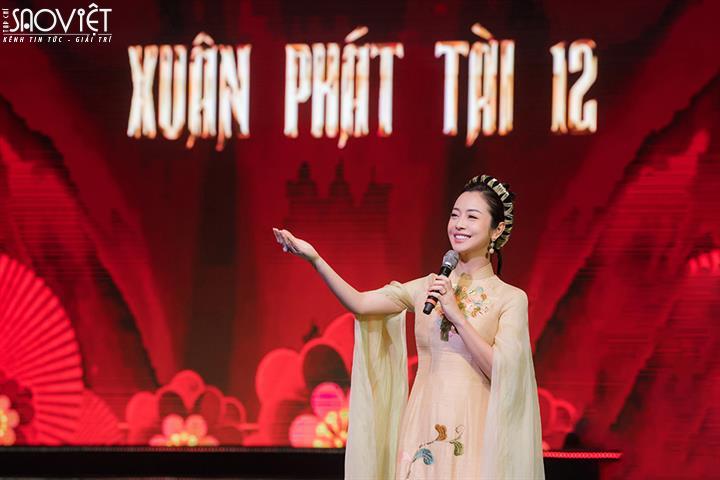 Jennifer Phạm xuất hiện rạng ngời khi làm MC chương trình Xuân Phát Tài