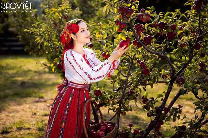 Lãnh sự danh dự Lý Nhã Kỳ xinh đẹp trong trang phục truyền thống của Romania