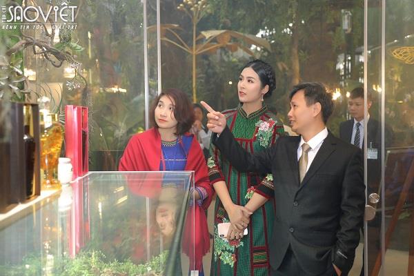 Sao Việt nô nức dự triển lãm trưng bày “Báu vật đại ngàn” tại Hà Nội