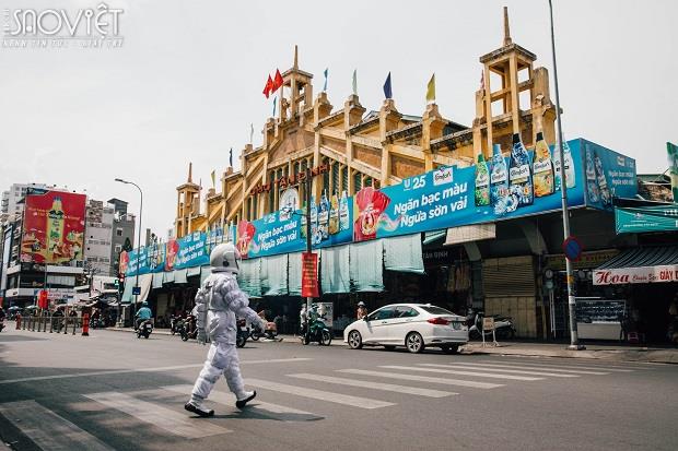 Thanh Duy tung bộ ảnh phi hành gia checkin khắp Sài Gòn đầy độc lạ