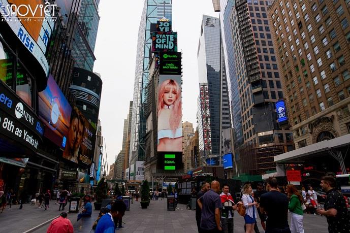 Thiều Bảo Trâm khoe eo con kiến trên billboard quảng trường Thời đại New York