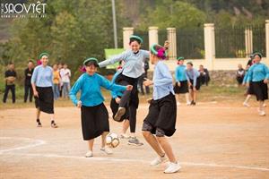 09 hoa hậu, á hậu “Đi Việt Nam Đi – Vietnam Why Not” thi đấu bóng đá cùng các thiếu nữ dân tộc Sán Chỉ