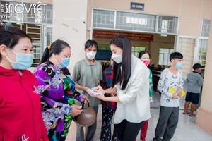 Á hậu Kim Duyên trao tặng quà Tết cho người dân khó khăn tại quê nhà Cần Thơ