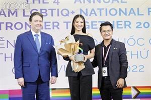 Á hậu Kim Duyên vinh dự nhận 2 giải thưởng tại diễn đàn LGBTIQ+