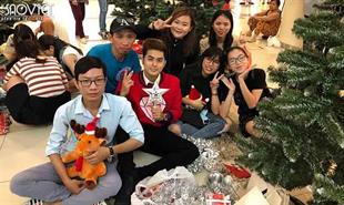 Allan Thanh Tú cùng fan trang trí cây thông Noel