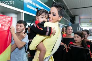Bà con đồng bào E Đê tiễn Hoa hậu H'Hen Niê lên đường chinh chiến ngôi vị cao nhất tại 'Miss Universe 2018'
