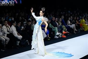 “Cá chép hóa rồng” mang lại không khí lạ cho Tuần lễ thời trang