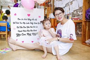 Con gái Trang Trần khoe vẻ xinh xắn, đáng yêu bên mẹ trong ngày mừng tuổi mới