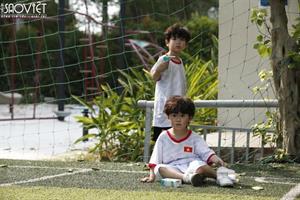 Con trai Thu Trang, Tiến Luật hào hứng học đá bóng cùng thầy giáo Công Vinh