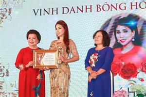Diễn viên Lý Hương nhận giải Top 10 vinh danh Bông hồng Á Đông