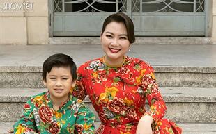 Diễn viên Ngọc Lan cùng quý tử rạng rỡ trong bộ sưu tập áo dài mới của NTK Sương Nguyễn