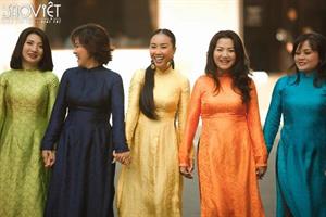 Đoan Trang cùng hội “chị em bạn gái” diện áo dài đại náo đường phố Sài Gòn