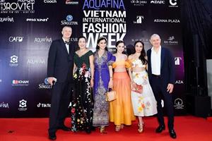 Doanh nhân Thuỷ Tiên cùng con gái xuất hiện tại Vietnam International Fashion Week