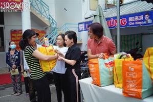 Gia đình nghệ sỹ Việt Hương trao tặng quà cho 250 hộ dân