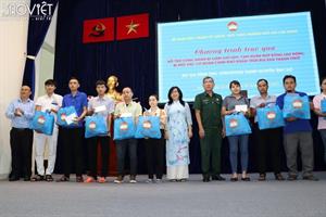 Gia đình ông Johnathan Hạnh Nguyễn tài trợ trao 100 phần quà cho công nhân mất việc