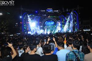 Hàng khán giả Hà Nội đội mưa hòa nhịp cùng Chi Pu tại Lễ hội Summer water beat