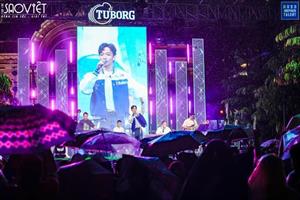 Hàng trăm khán giả dầm mưa nghe Hoàng Dũng hát Nàng thơ tại sân khấu Cảm hứng Hò Dô