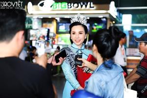 Hoa hậu Châu Ngọc Bích diện áo dài giản dị về nước sau đăng quang