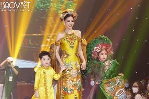 Hoa hậu Khánh Vân diễn áo dài cùng mẫu nhí
