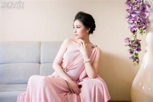 Hoa hậu Lý Thiên Nương đẹp hút mắt với váy hồng lệch vai thanh lịch