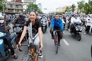Hoa hậu Ngọc Châu về quê hương chạy xe đạp dễ thương